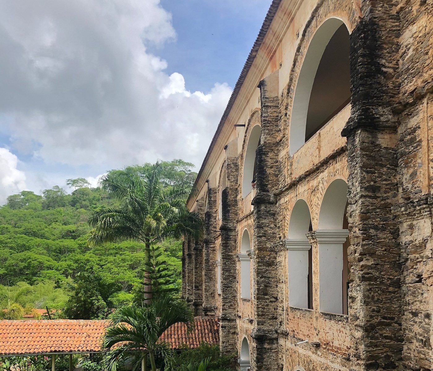 Os arcos do Mosteiro dos Jesuítas com a serra ao fundo